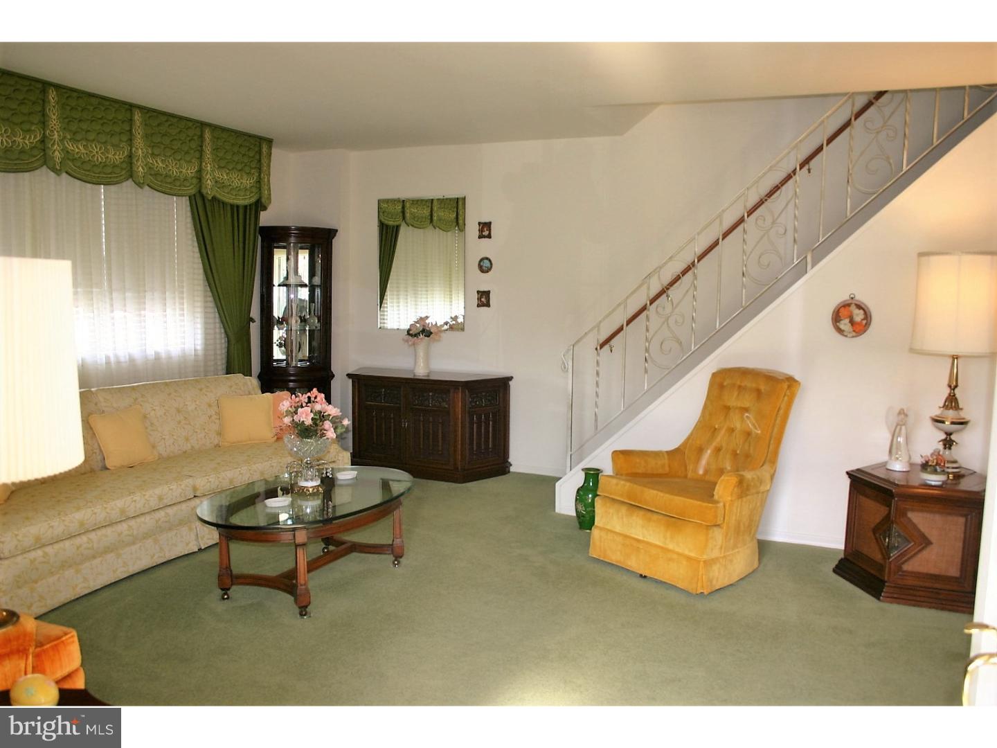 9947 Sandy Road Philadelphia, PA 19115 - Photo 9 of 25 Living Room