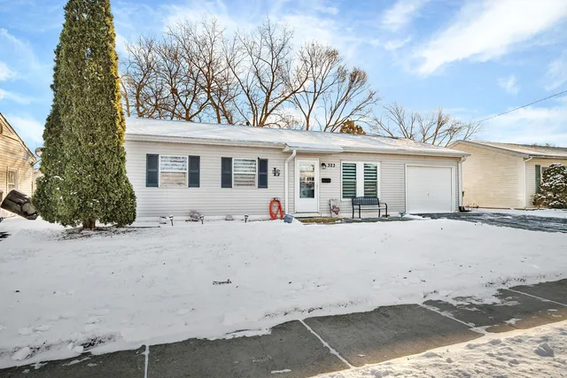 $295,000 | 323 Fairfax Avenue, Romeoville, IL 60446