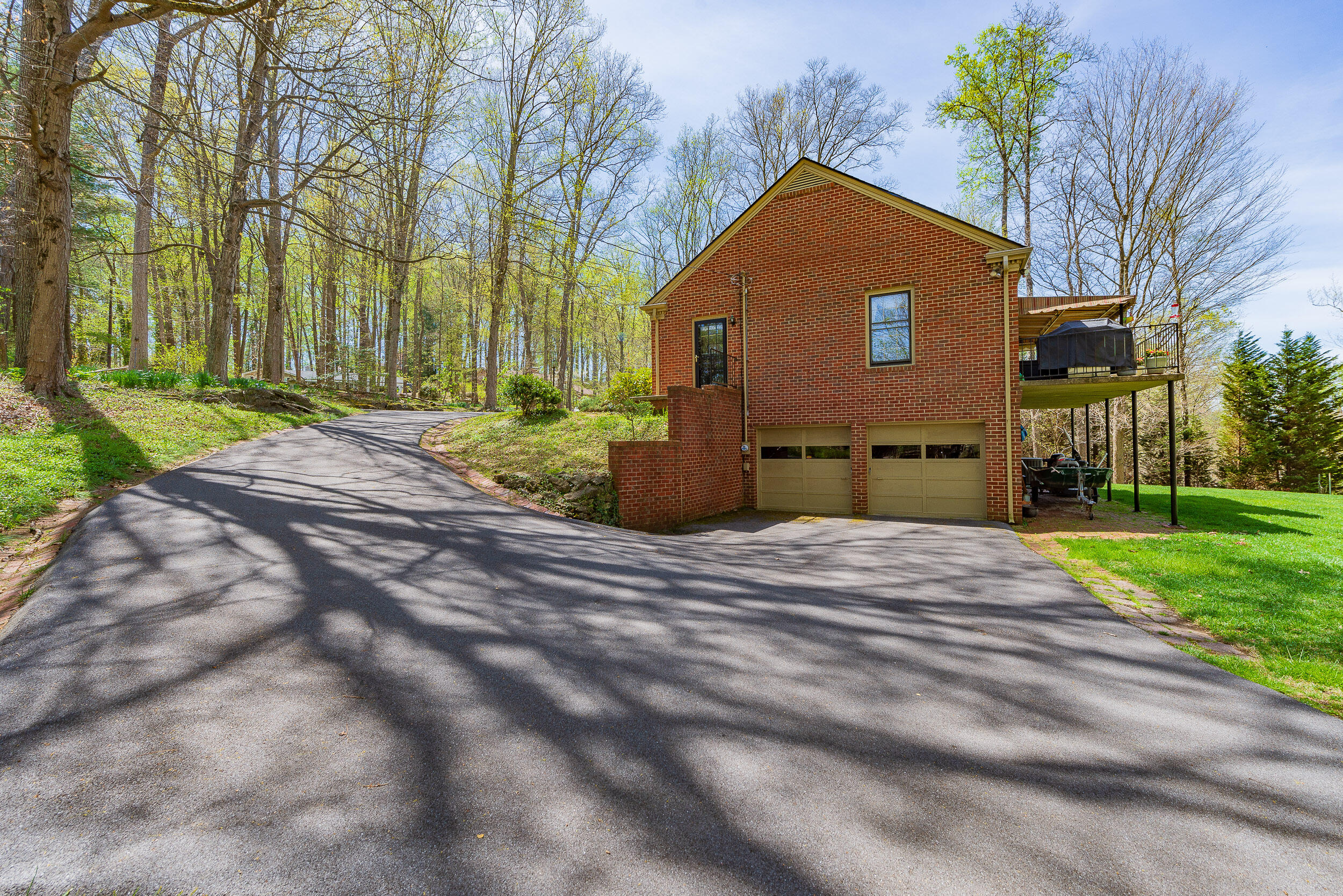 4522 Mitchell Road Kingsport, TN 37664 - Photo 59 of 79 Large Driveway
