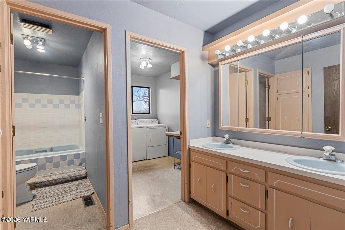 1861 North Cottonwood Road Yakima, WA 98908 - Photo 14 of 35 a spacious bathroom with a double vanity sink and a mirror