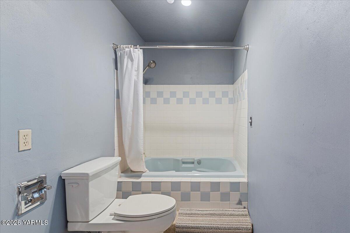 1861 North Cottonwood Road Yakima, WA 98908 - Photo 15 of 35 a bathroom with a toilet a sink and a shower