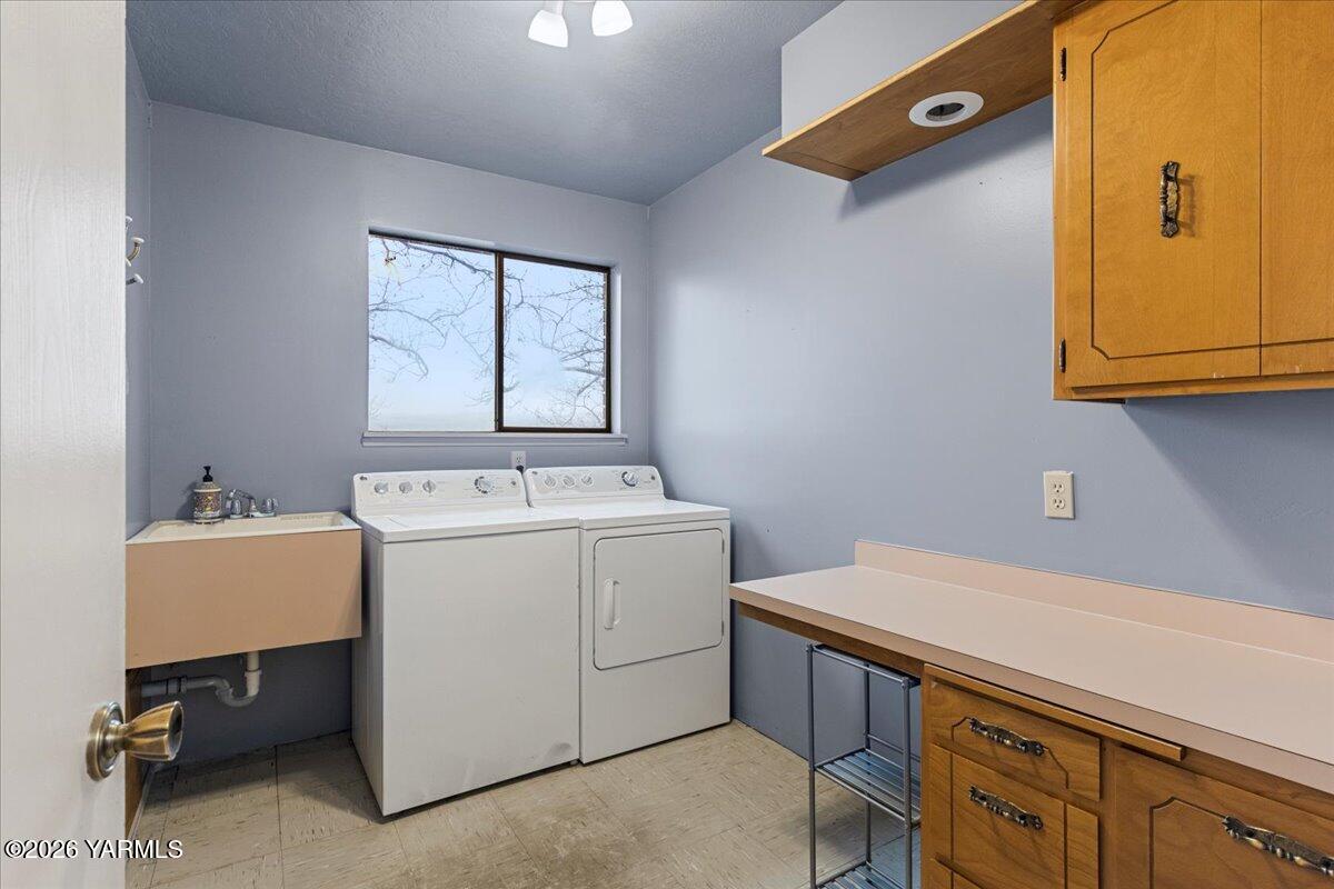 1861 North Cottonwood Road Yakima, WA 98908 - Photo 16 of 35 a utility room with dryer and washer