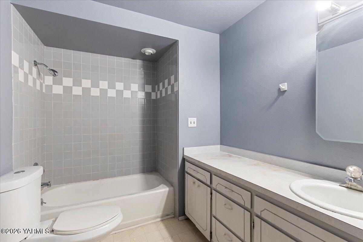 1861 North Cottonwood Road Yakima, WA 98908 - Photo 23 of 35 a bathroom with a sink a toilet and bathtub