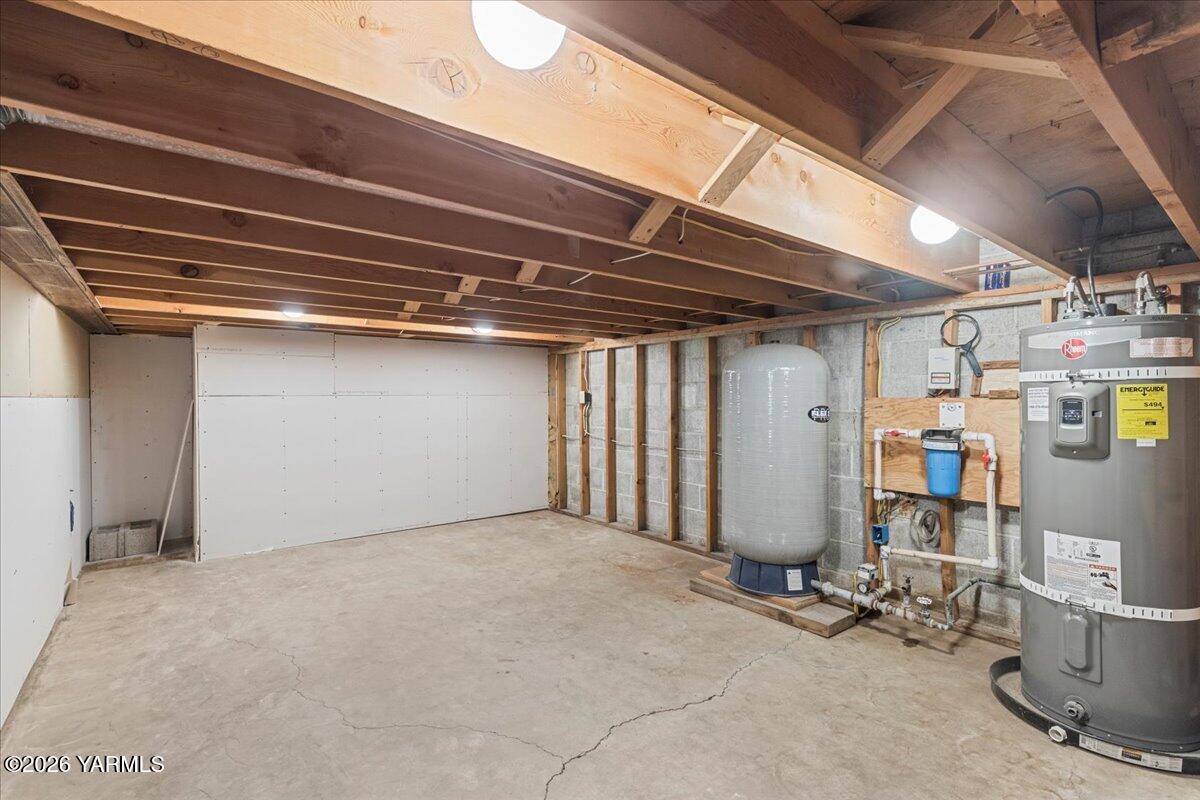 1861 North Cottonwood Road Yakima, WA 98908 - Photo 27 of 35 a view of a garage