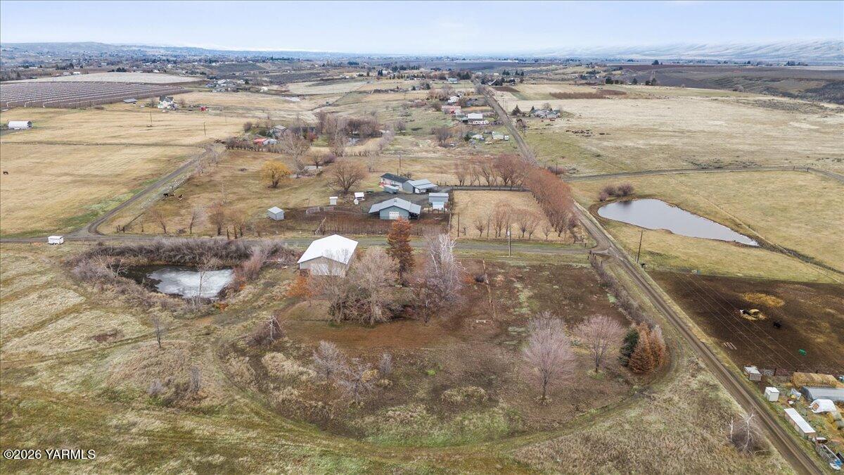 1861 North Cottonwood Road Yakima, WA 98908 - Photo 6 of 35 a view of an ocean and beach