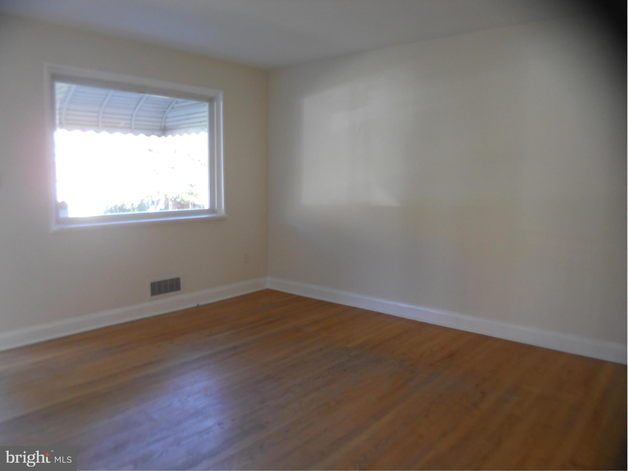 951 Masefield Road Baltimore, MD 21207 - Photo 9 of 28 Living Room