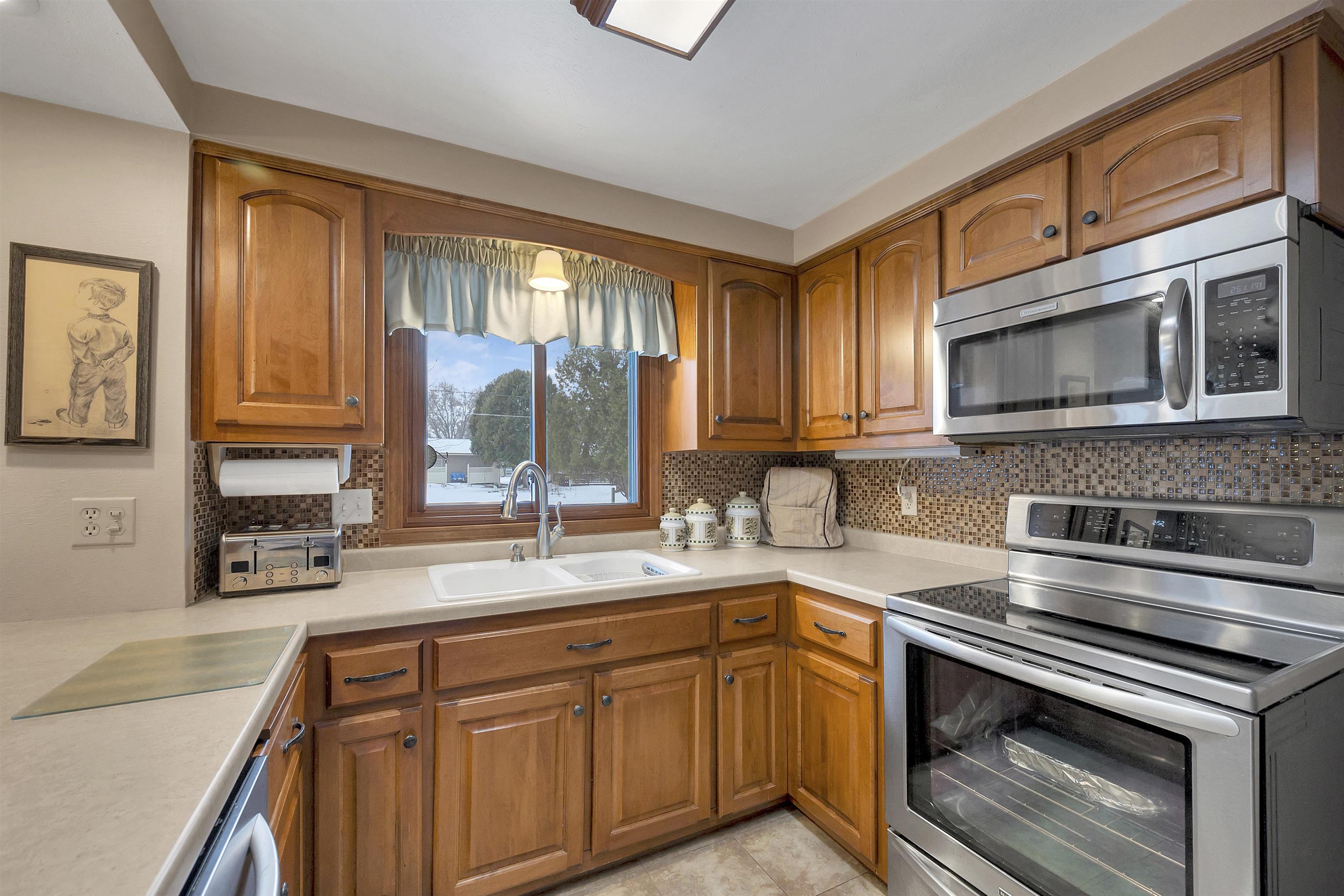 1281 Valleyview Road Green Bay, WI 54304 - Photo 17 of 51