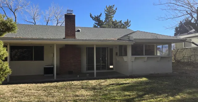 a view of a house with a yard
