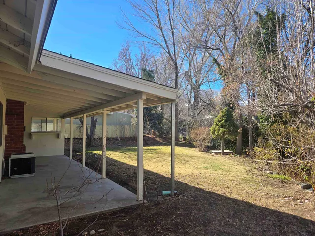 a view of a backyard