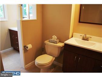 1040 Victoria Road Warminster, PA 18974 - Photo 5 of 8