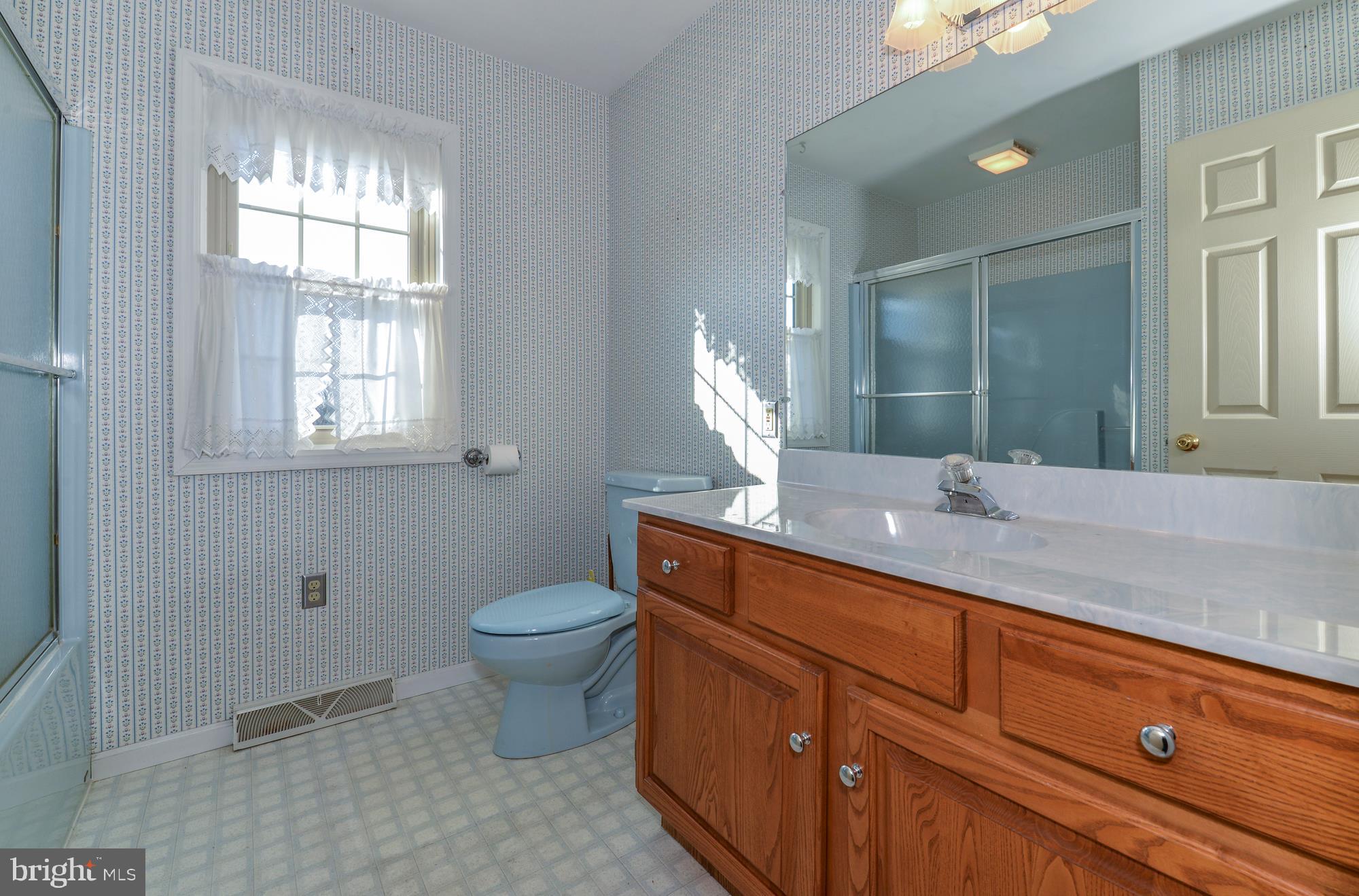 3 Edgewood Drive Lititz, PA 17543 - Photo 22 of 27 Second Floor Full Bath