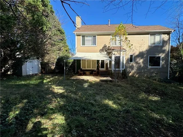 a view of a backyard