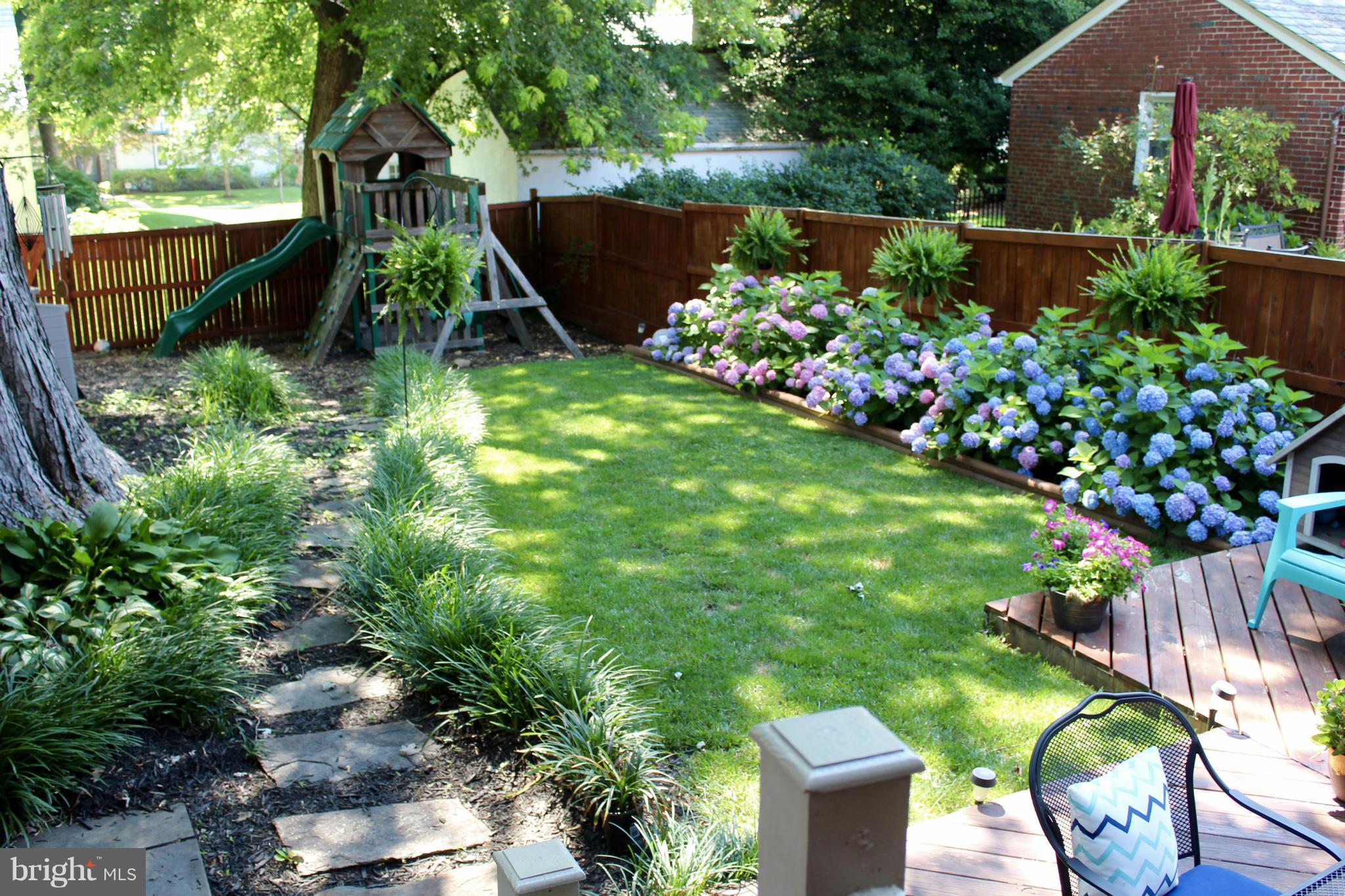 7111 York Road Baltimore, MD 21212 - Photo 26 of 30 Fenced yard with beautiful landscaping