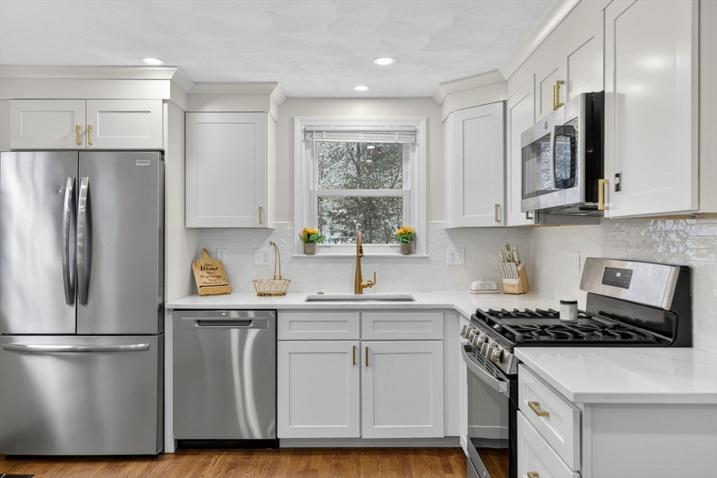 21 Woodside Road Billerica, MA 01862 - Photo 4 of 35