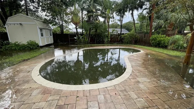 a view of a house with backyard
