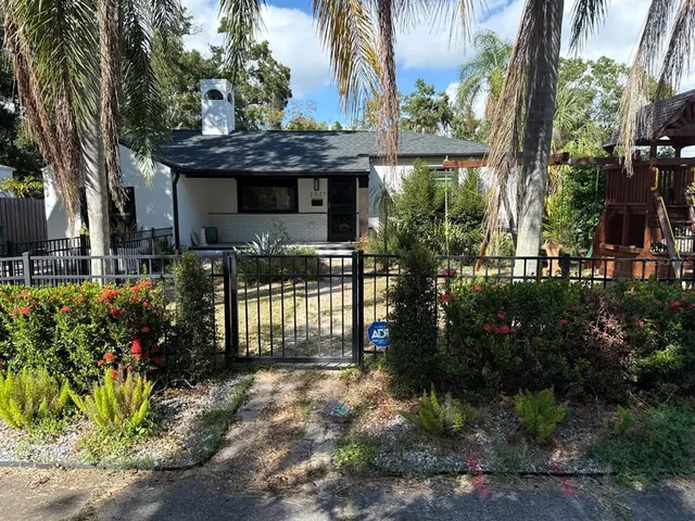 a view of a house with backyard and garden