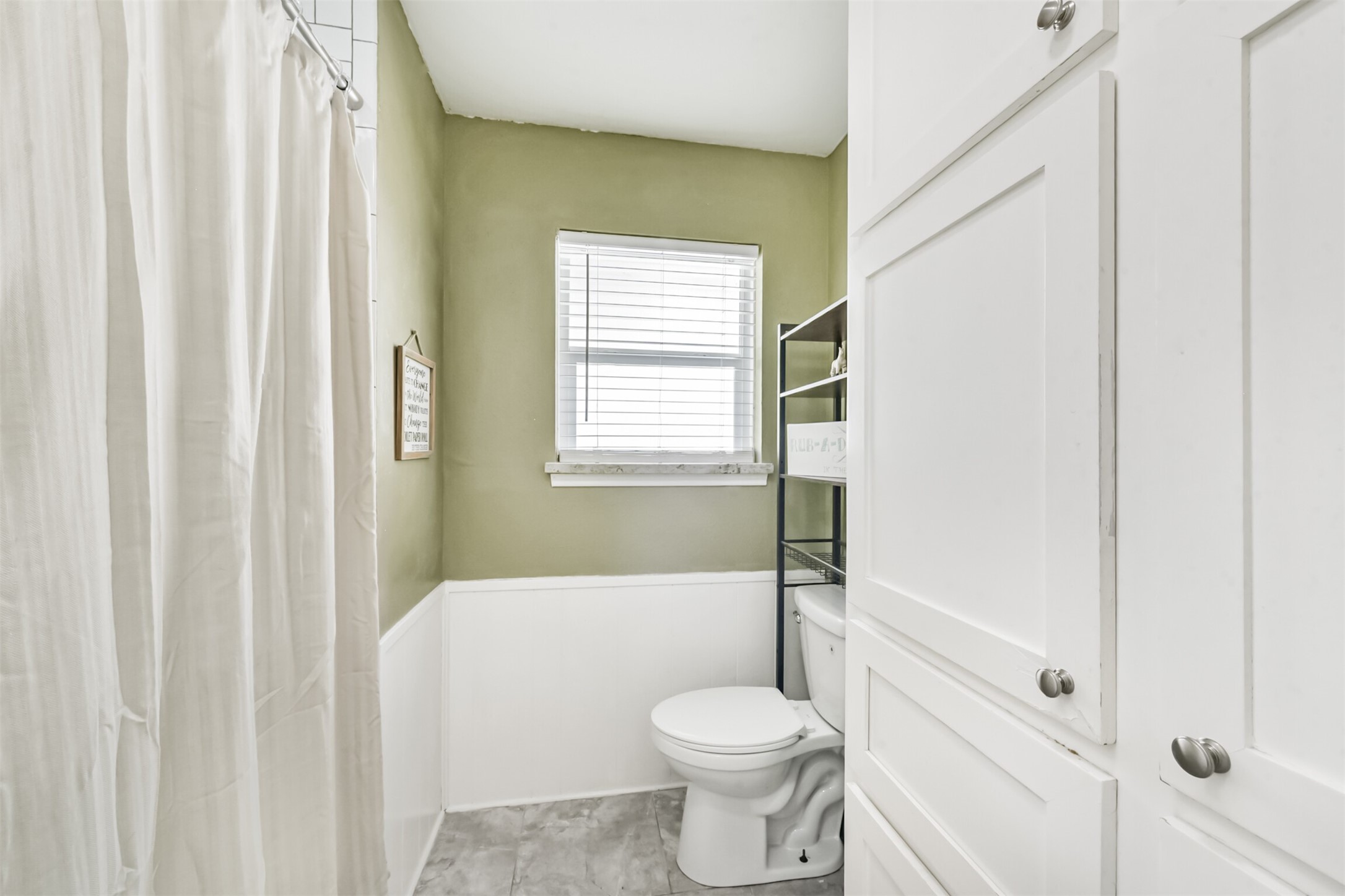 2011 North Palm Court Pasadena, TX 77502 - Photo 26 of 39 a bathroom with a toilet a sink and a bathtub
