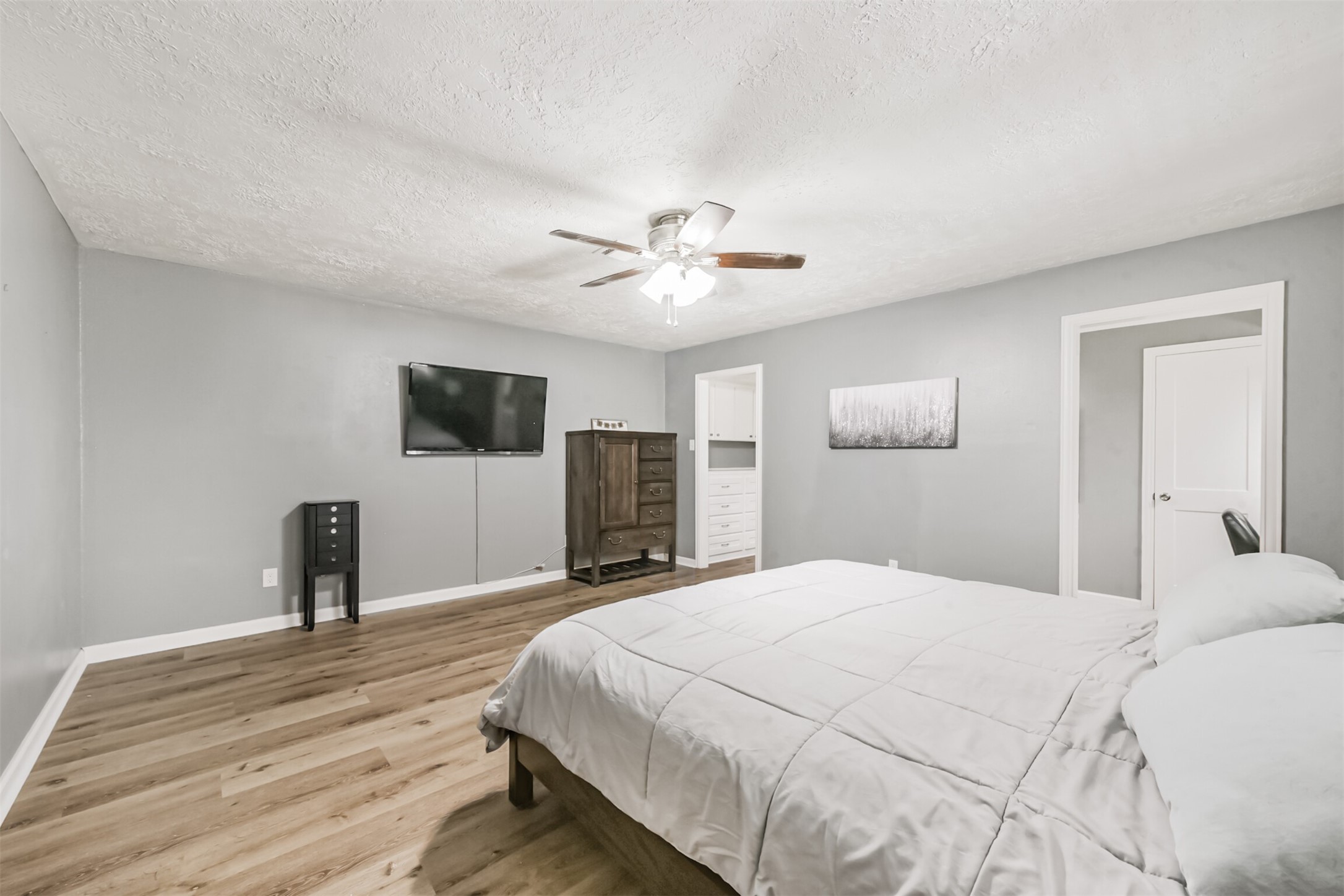 2011 North Palm Court Pasadena, TX 77502 - Photo 28 of 39 a bedroom with a bed and a flat screen tv