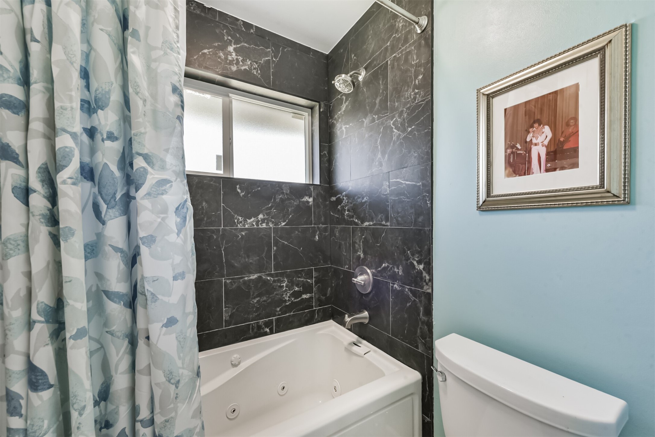 2011 North Palm Court Pasadena, TX 77502 - Photo 34 of 39 a bathroom with a toilet and a tub