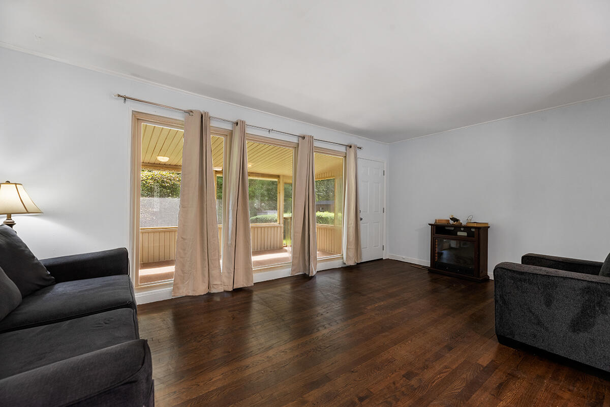 240 Alhambra Road Oak Ridge, TN 37830 - Photo 17 of 38 Living room
