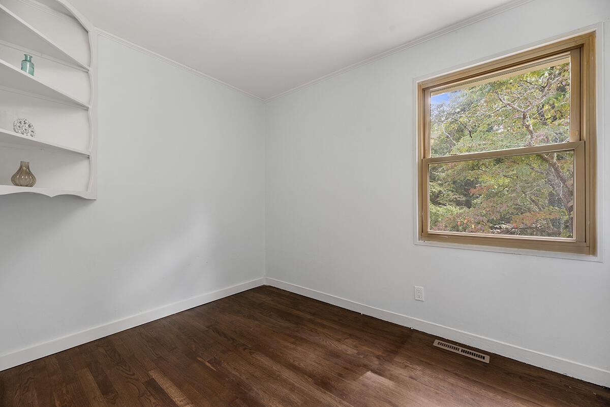 240 Alhambra Road Oak Ridge, TN 37830 - Photo 26 of 38 Bedroom 2