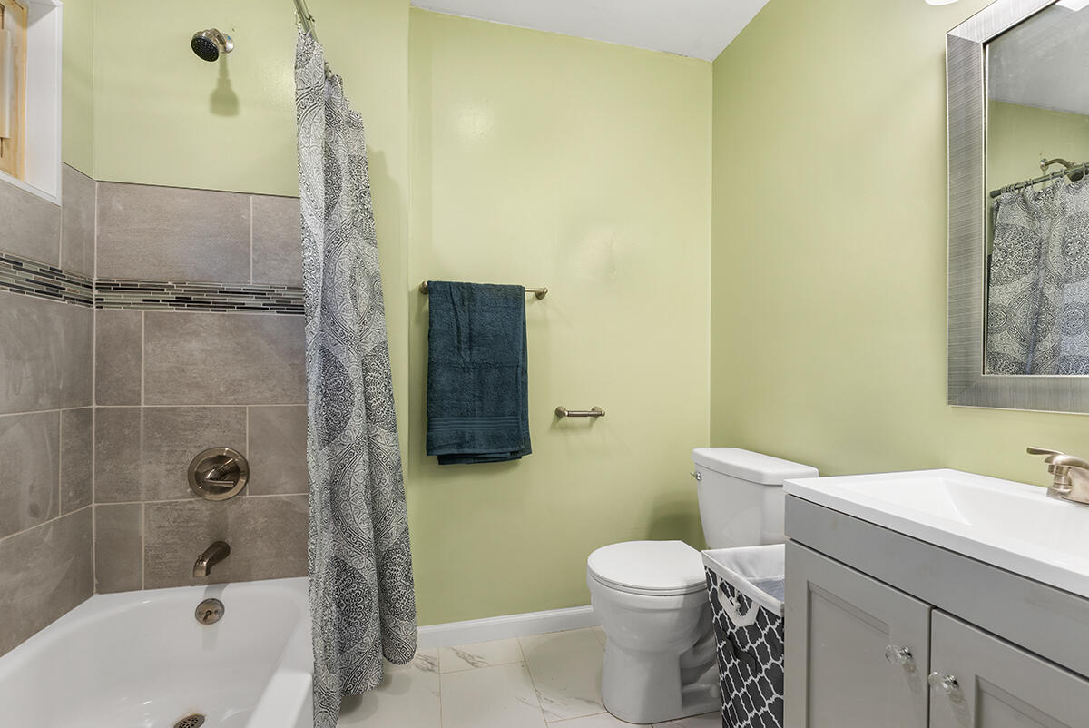 240 Alhambra Road Oak Ridge, TN 37830 - Photo 28 of 38 Master Bathroom