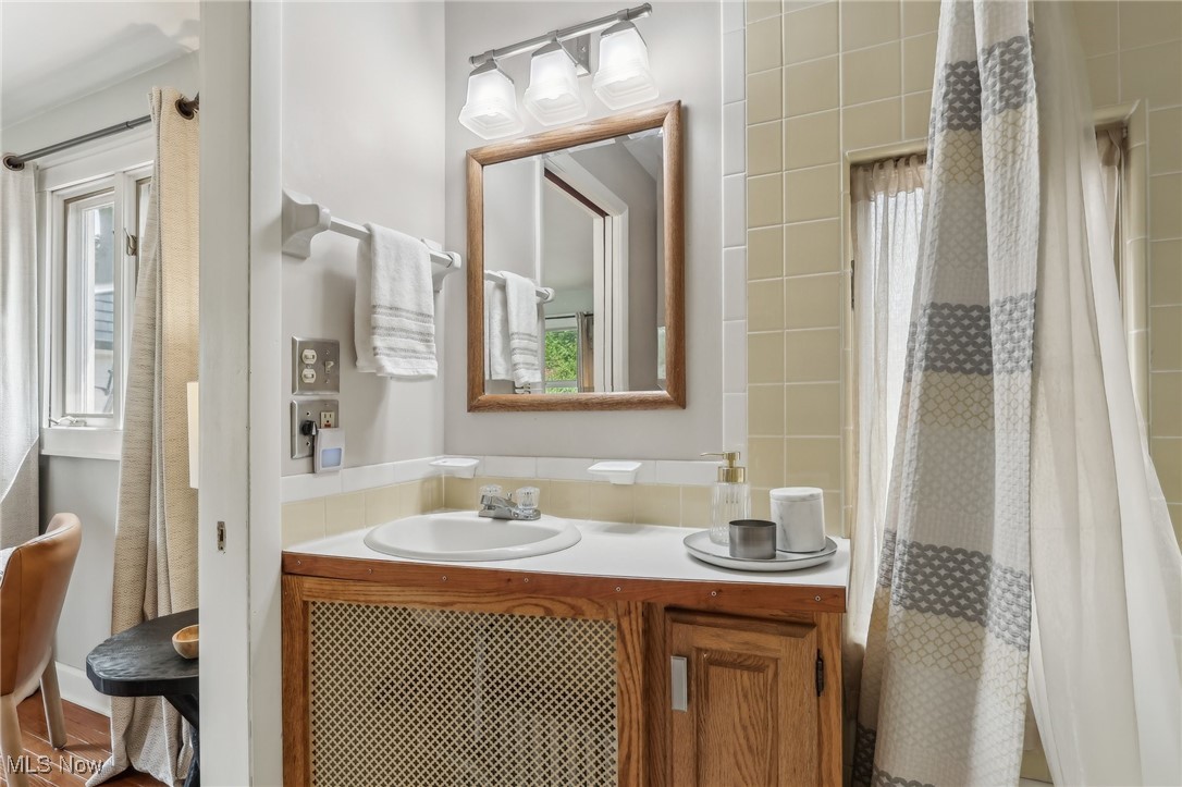 3079 Corydon Road Cleveland, OH 44118 - Photo 23 of 50 Full bathroom featuring vanity