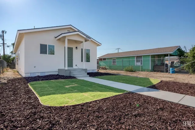 a view of a house with a backyard