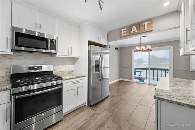 $349,900 | 215 Lakeshore Lane, Bloomingdale, IL 60108