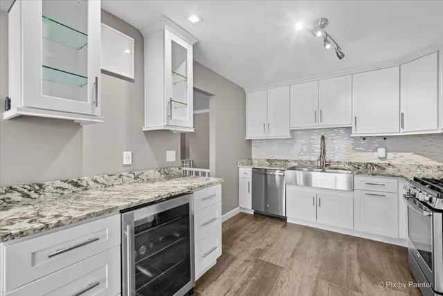 $349,900 | 215 Lakeshore Lane, Bloomingdale, IL 60108