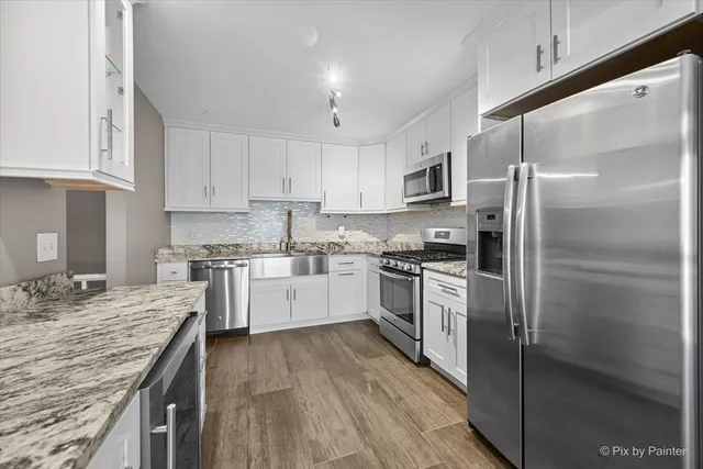 $349,900 | 215 Lakeshore Lane, Bloomingdale, IL 60108