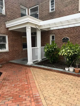$3,450 | 50 Knightsbridge Road, Unit 2B, Great Neck, NY 11021