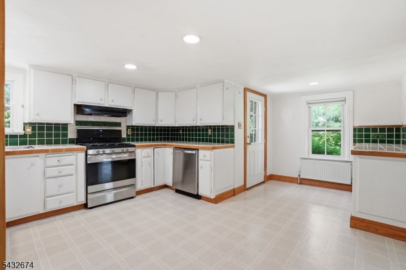 415 Village Road East West Windsor, NJ 08550 - Photo 9 of 33