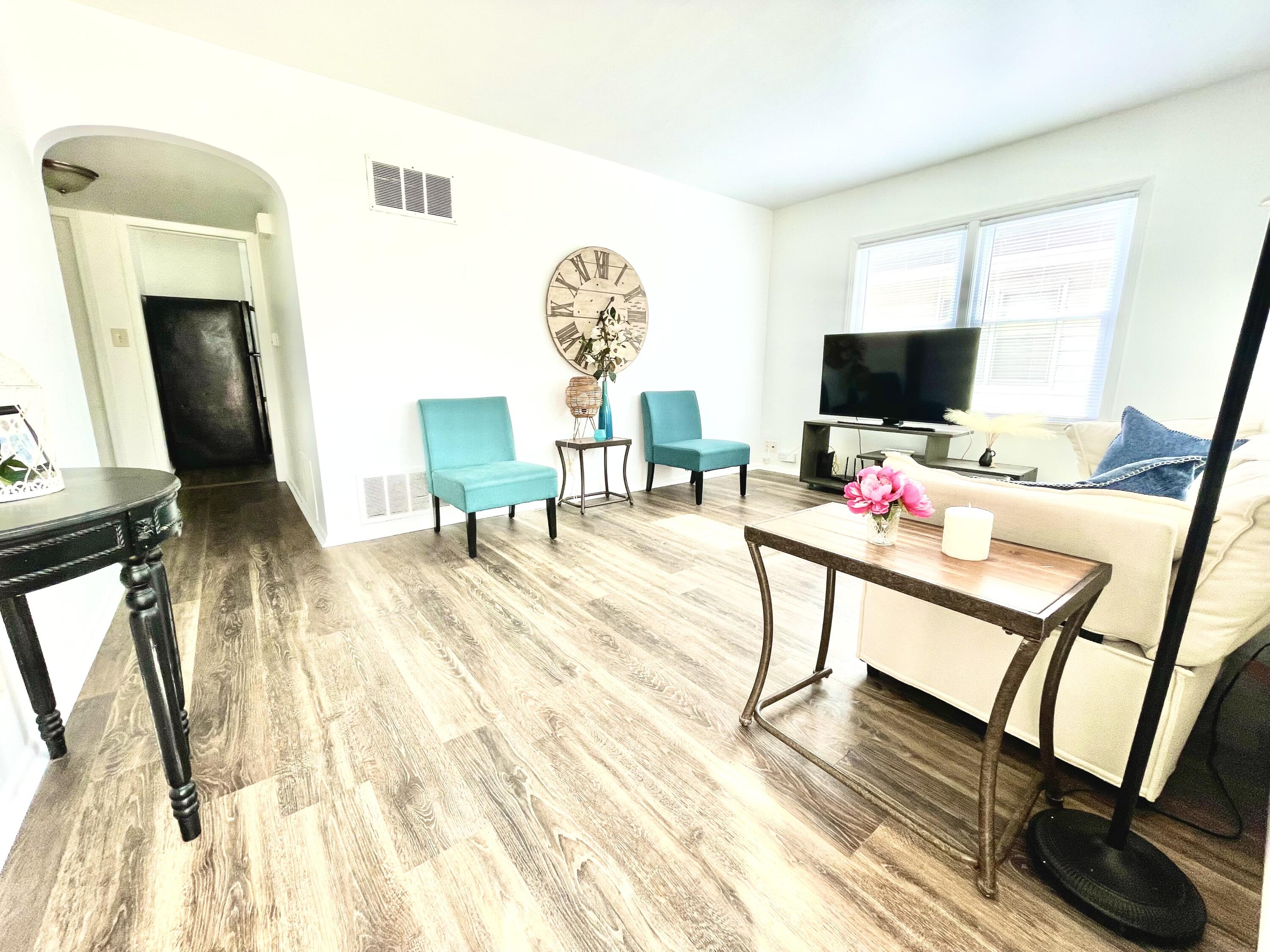 3526 North 77th Street Milwaukee, WI 53222 - Photo 3 of 11 Living Room