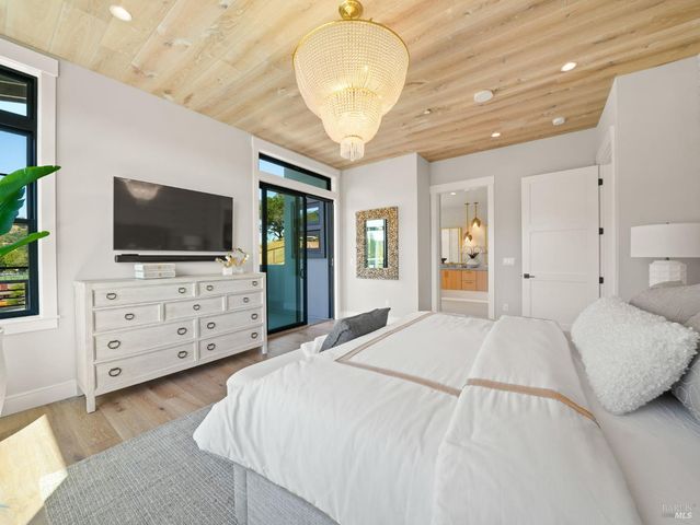 $3,462,400 | 110 Erin Drive, San Rafael, CA 94903