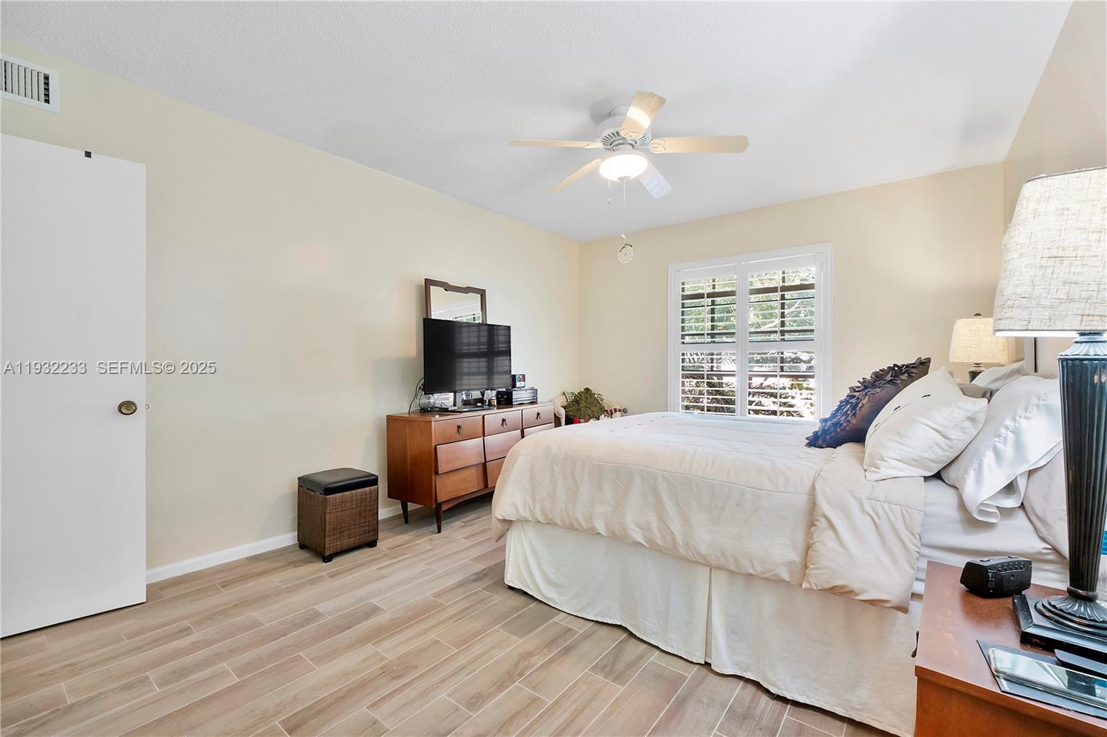 6750 Northeast 21st Road, Unit 124 Fort Lauderdale, FL 33308 - Photo 22 of 50 a bedroom with a bed and a television
