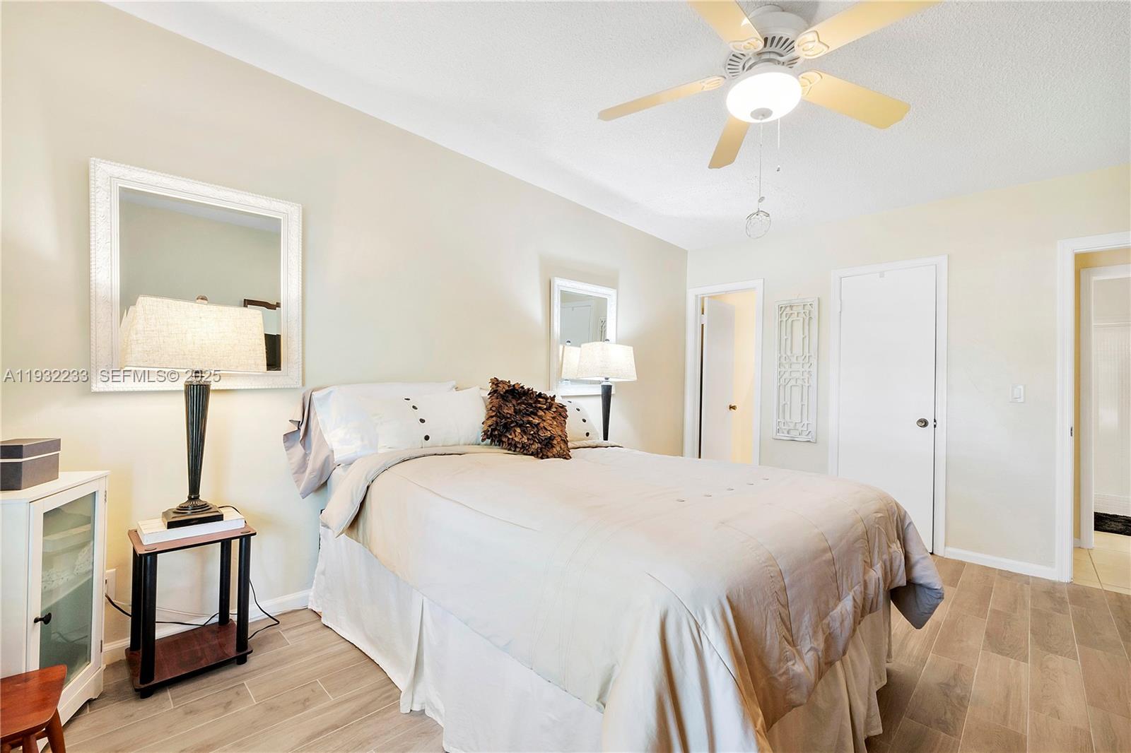 6750 Northeast 21st Road, Unit 124 Fort Lauderdale, FL 33308 - Photo 23 of 50 a bedroom with a bed and a lamp