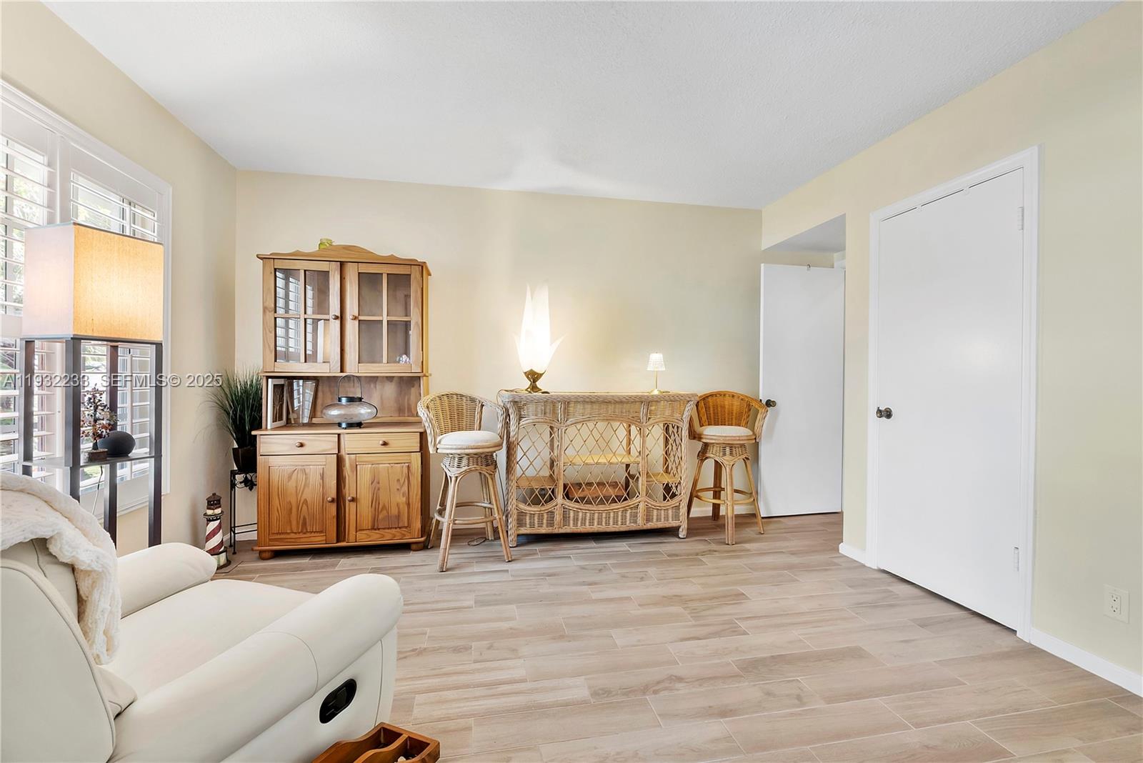 6750 Northeast 21st Road, Unit 124 Fort Lauderdale, FL 33308 - Photo 27 of 50 a living room with furniture and a table