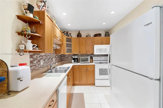 $174,999 | 6750 Northeast 21st Road, Unit 124, Fort Lauderdale, FL 33308