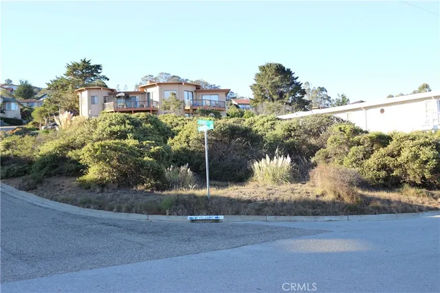 a view of a houses with a yard