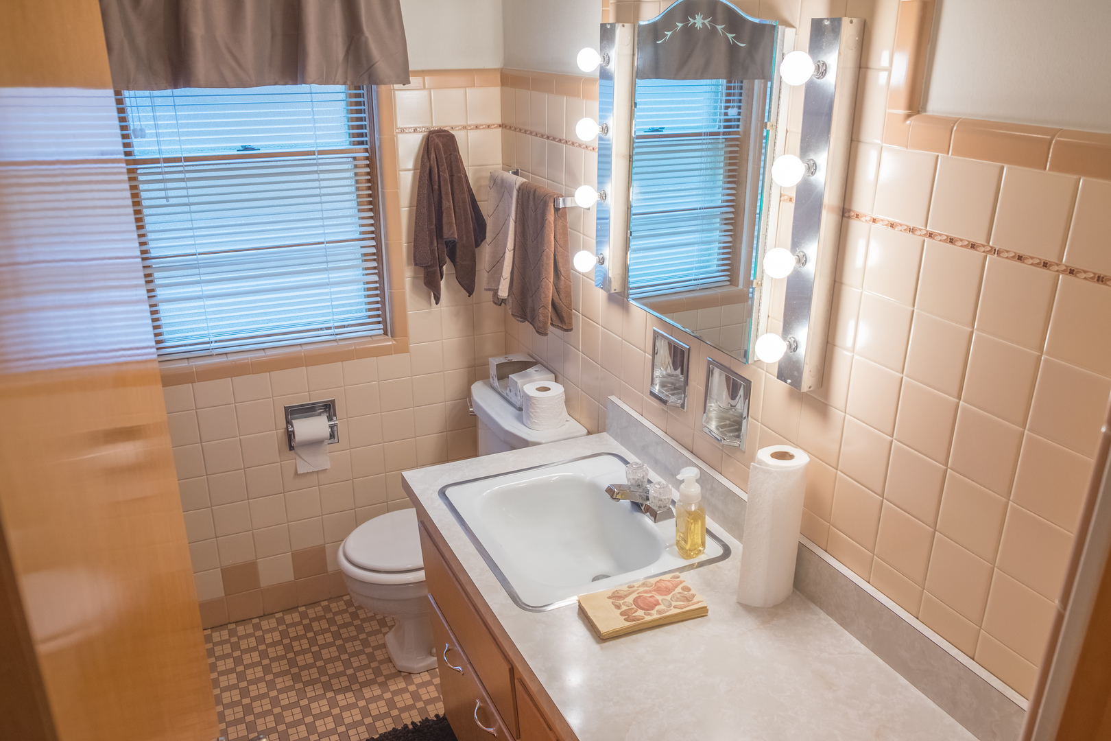 9016 West 23rd Street North Riverside, IL 60546 - Photo 22 of 49 a bathroom with a sink a toilet and shower
