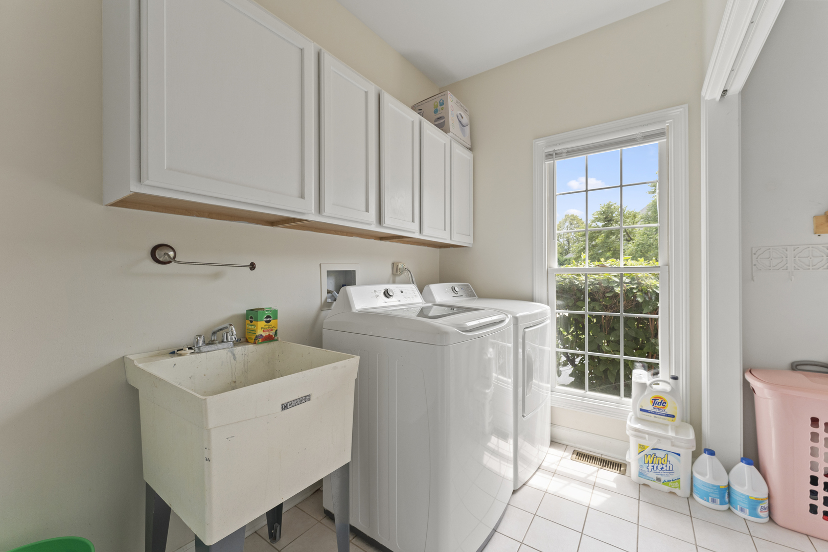 4308 Royal Windyne Court St. Charles, IL 60174 - Photo 15 of 47 a utility room with dryer and washer