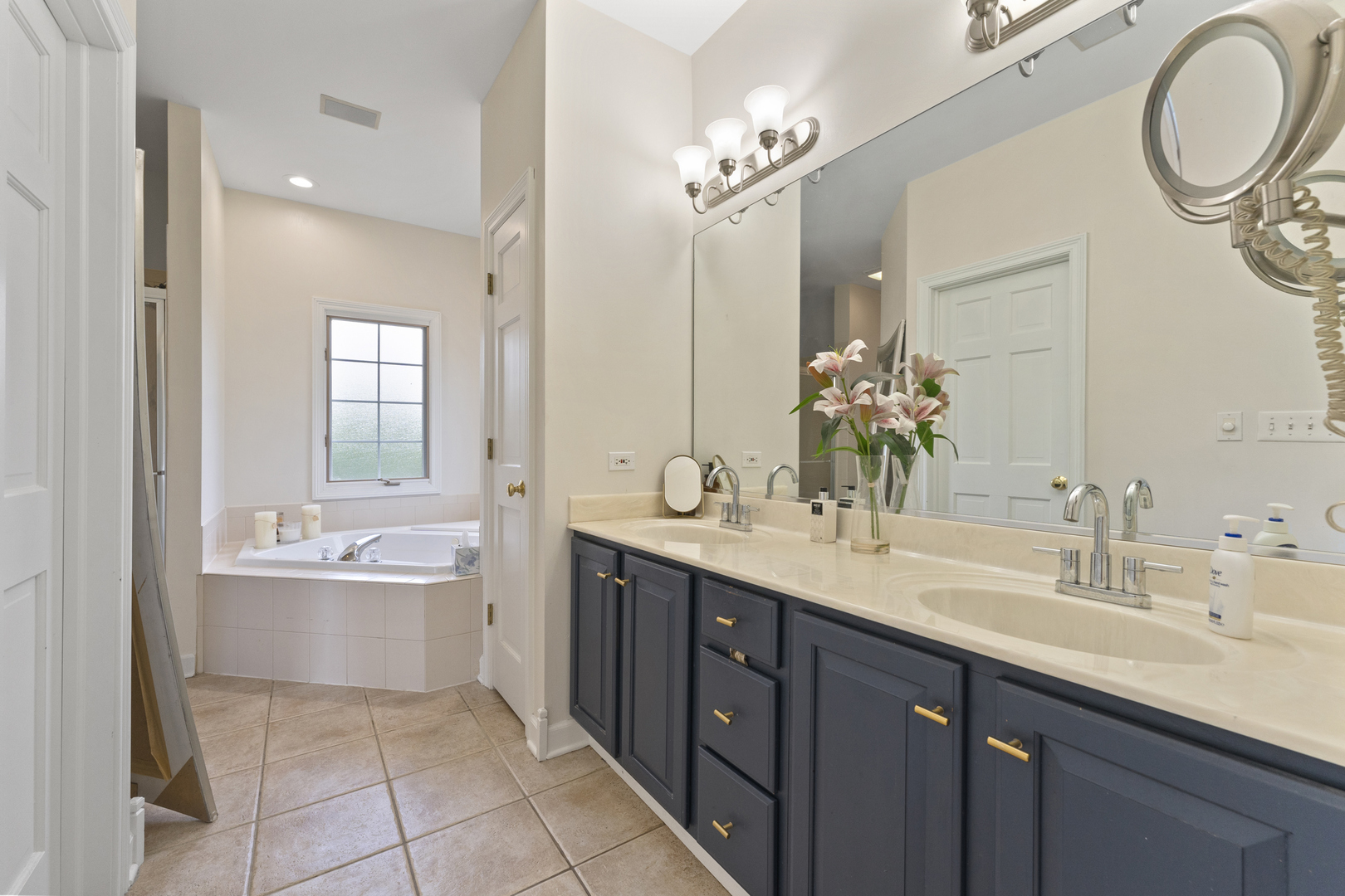 4308 Royal Windyne Court St. Charles, IL 60174 - Photo 22 of 47 a spacious bathroom with a double vanity sink mirror double and bathtub