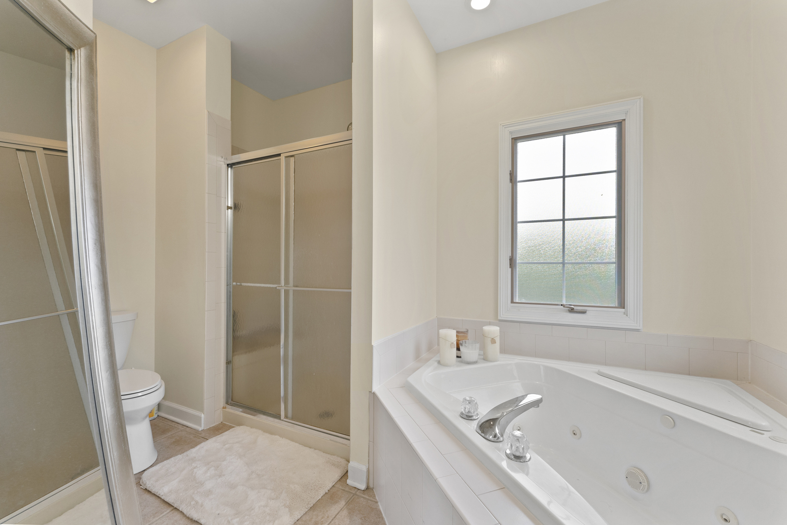 4308 Royal Windyne Court St. Charles, IL 60174 - Photo 23 of 47 a bathroom with a tub a toilet and a sink