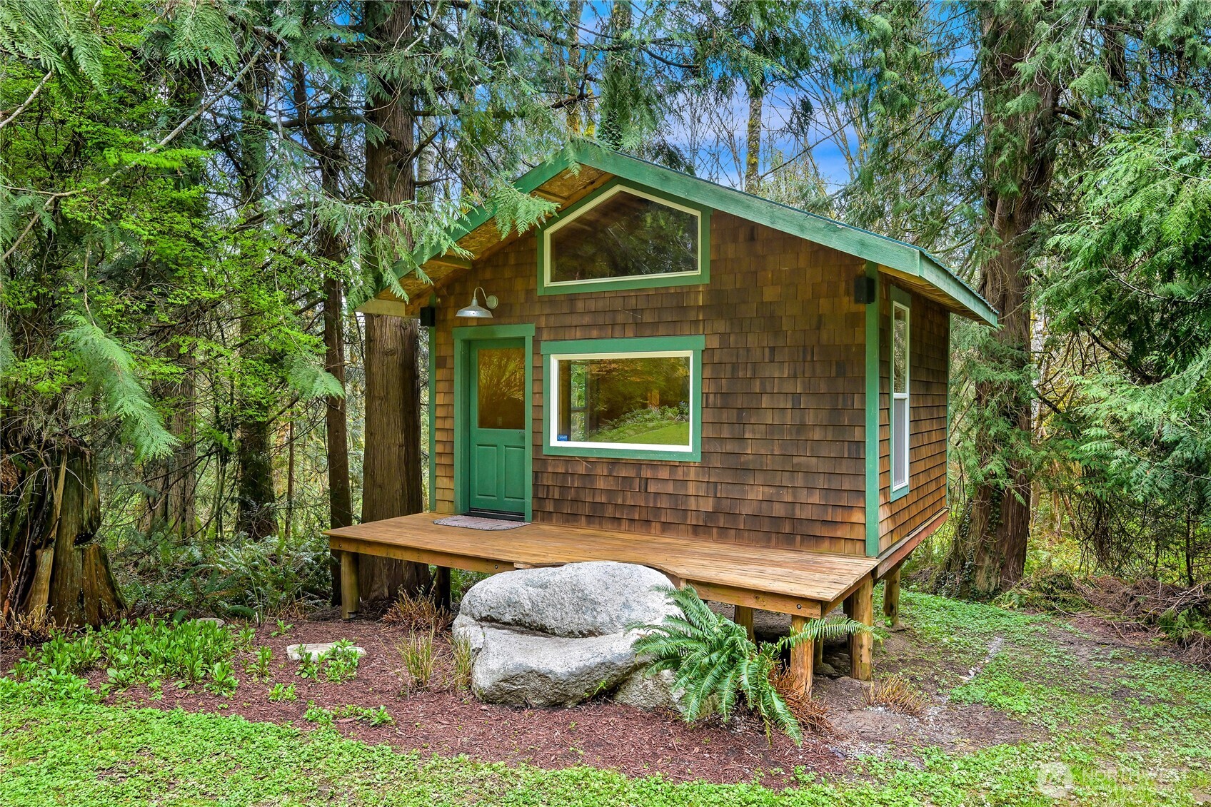 498 Summerland Road Bellingham, WA 98229 - Photo 29 of 40 a backyard of a house with table and chairs