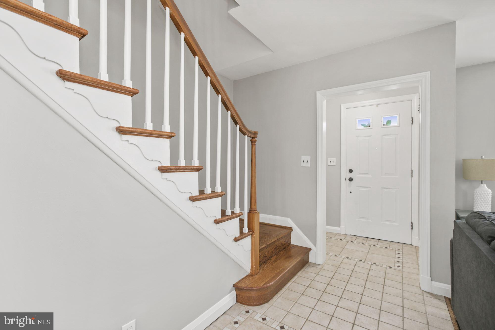 322 Greenlow Road Catonsville, MD 21228 - Photo 2 of 33 Foyer