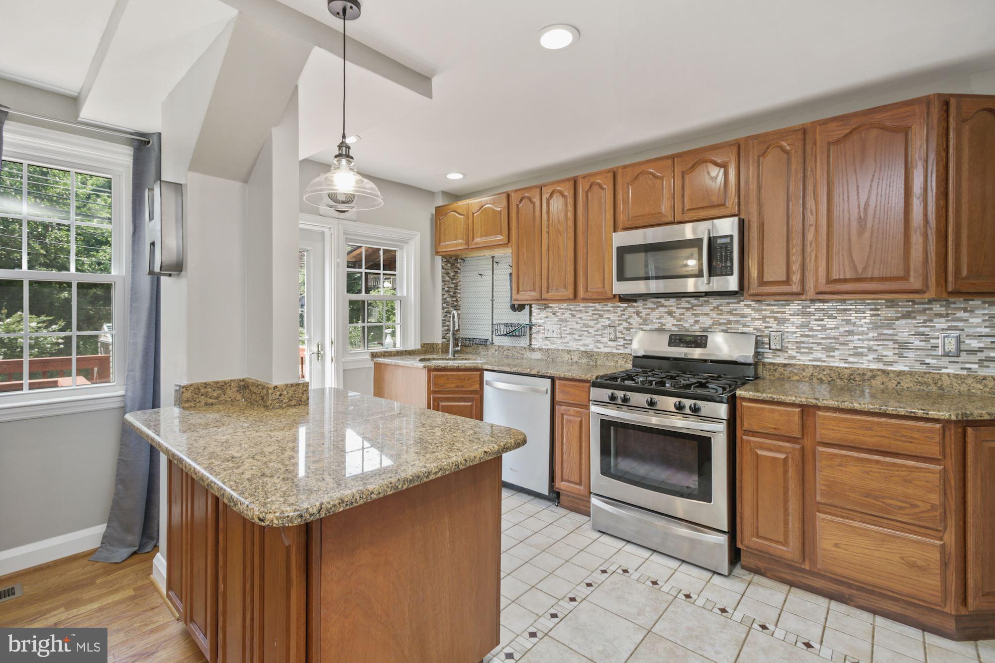 322 Greenlow Road Catonsville, MD 21228 - Photo 13 of 33 Granite | Pendant Lighting