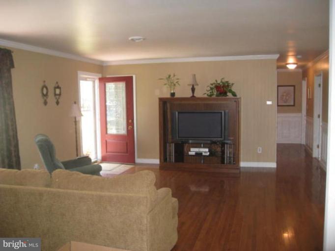 210 Old Magothy Bridge Road Pasadena, MD 21122 - Photo 5 of 21 Living Room