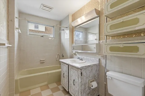 $899,999 | 270 Southern Artery, Quincy, MA 02169