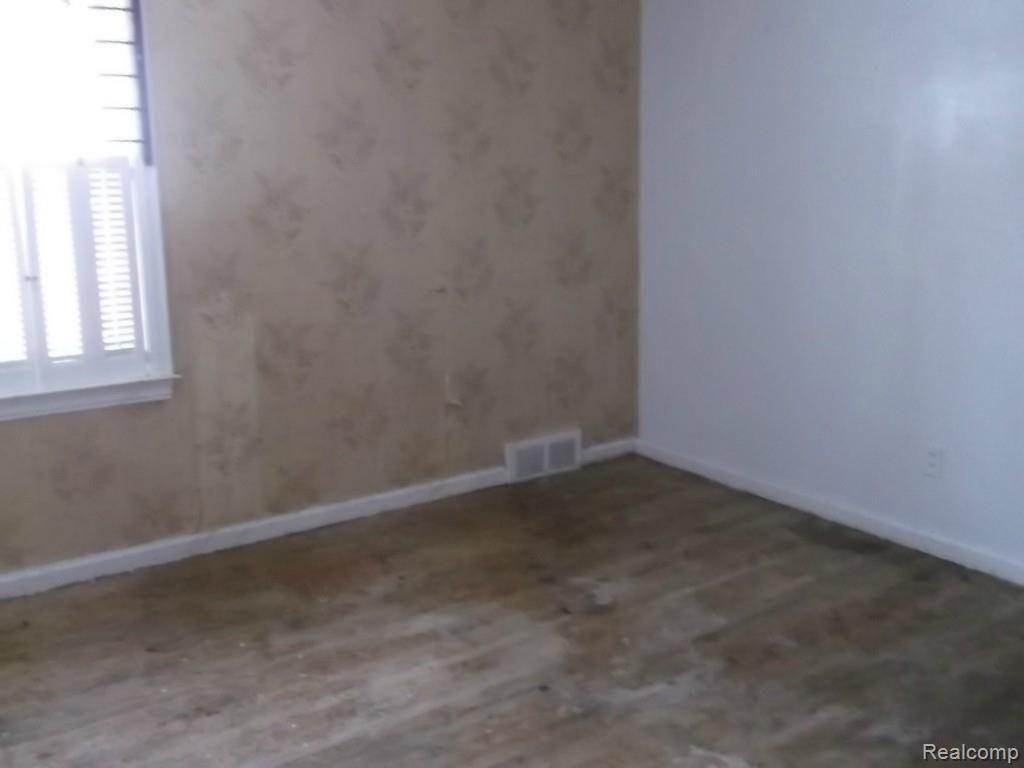 9216 Trinity Street Detroit, MI 48228 - Photo 6 of 11 DSCF2429.jpg
